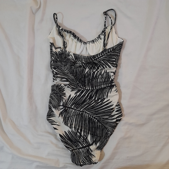 ● Vince Camuto | One Piece Swimsuit. - Picture 3 of 13